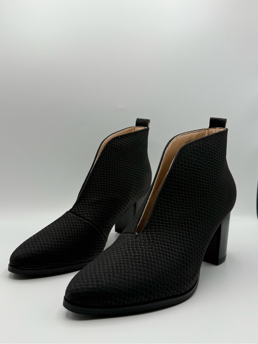 Women’s Black Snake Embossed Ankle Boots Size 8 Pointed Toe Block Heel